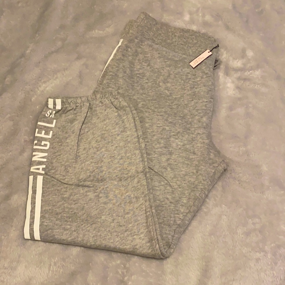 Women’s VS capri sweatpants. NWT, size M.